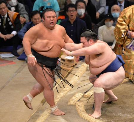 　豪ノ山（右）に敗れ２敗となった貴景勝（撮影・和田康志）