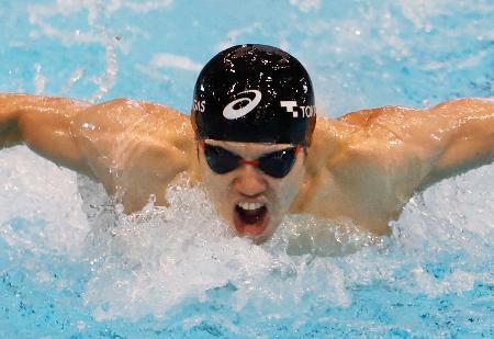 　男子１００メートルバタフライ（視覚障害Ｓ１１）　１分２秒０４で優勝した木村敬一＝ＳＡＧＡサンライズパーク水泳場