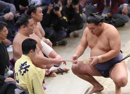 　豊昇龍（右）に力水をつける朝乃山