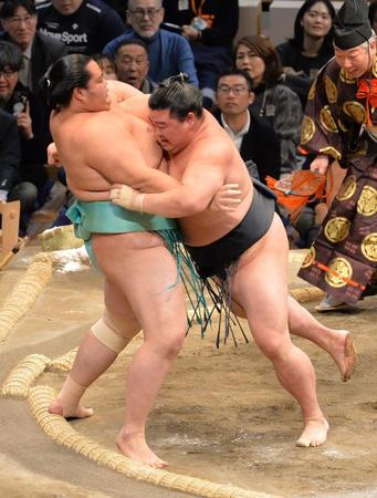 　大声援を背に琴ノ若（左）に快勝した正代（撮影・和田康志）