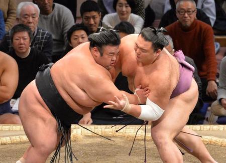 　激しくぶつかり合う貴景勝（左）と朝乃山（撮影・和田康志）