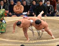 　下手投げで貴景勝（右）を破った朝乃山（撮影・和田康志）