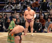 　貴景勝（手前）に上がった軍配が差し違えとなり朝乃山の勝ちに（撮影・和田康志）