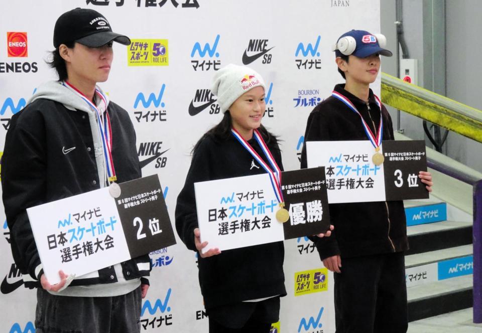 　日本選手権で２連覇を果たした１３歳の小野寺吟雲（中央）