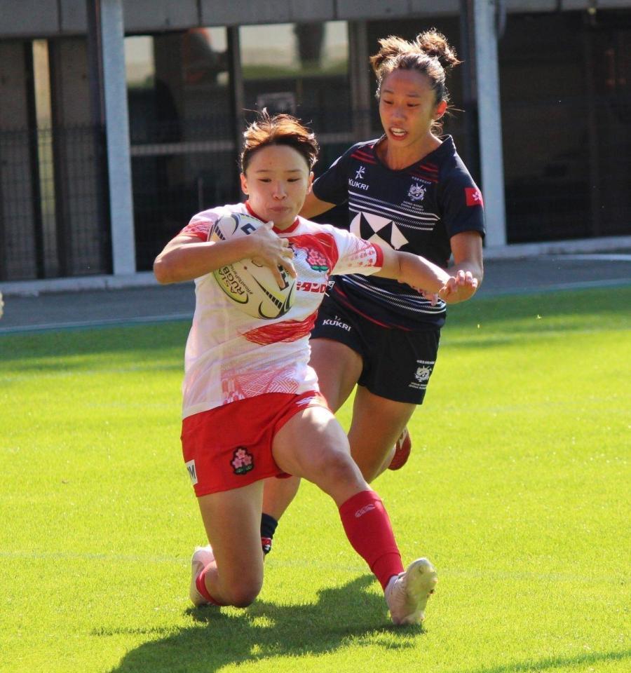 　準決勝の香港戦で前半にトライを決める女子日本代表・原わか花（左）