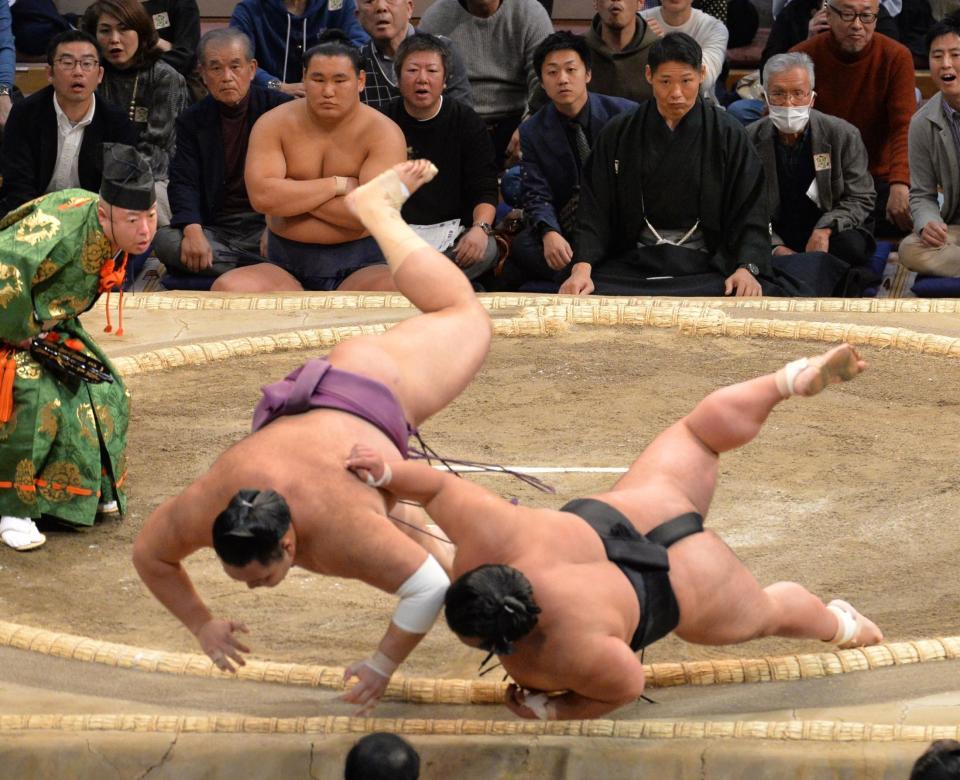 　下手投げで貴景勝（右）を破った朝乃山（撮影・和田康志）