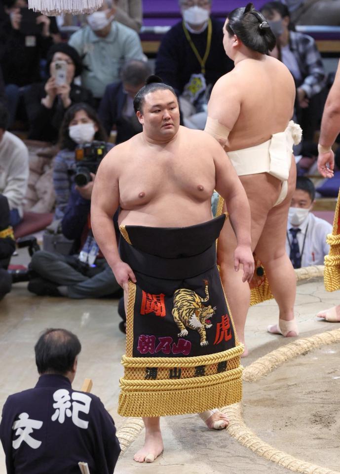 　土俵入りする朝乃山