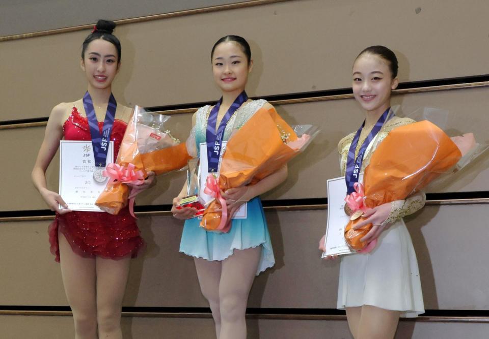 　表彰式で笑顔を見せる（左から）２位の櫛田育良、１位の島田麻央、３位の上薗恋奈