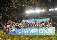 　パリ五輪出場が決定し、喜ぶ男子セブンズ日本代表と女子セブンズ日本代表＝桜スタジアム（撮影・北村雅宏）