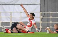 　後半、勝ち越しとなるトライを決め、喜ぶ丸尾