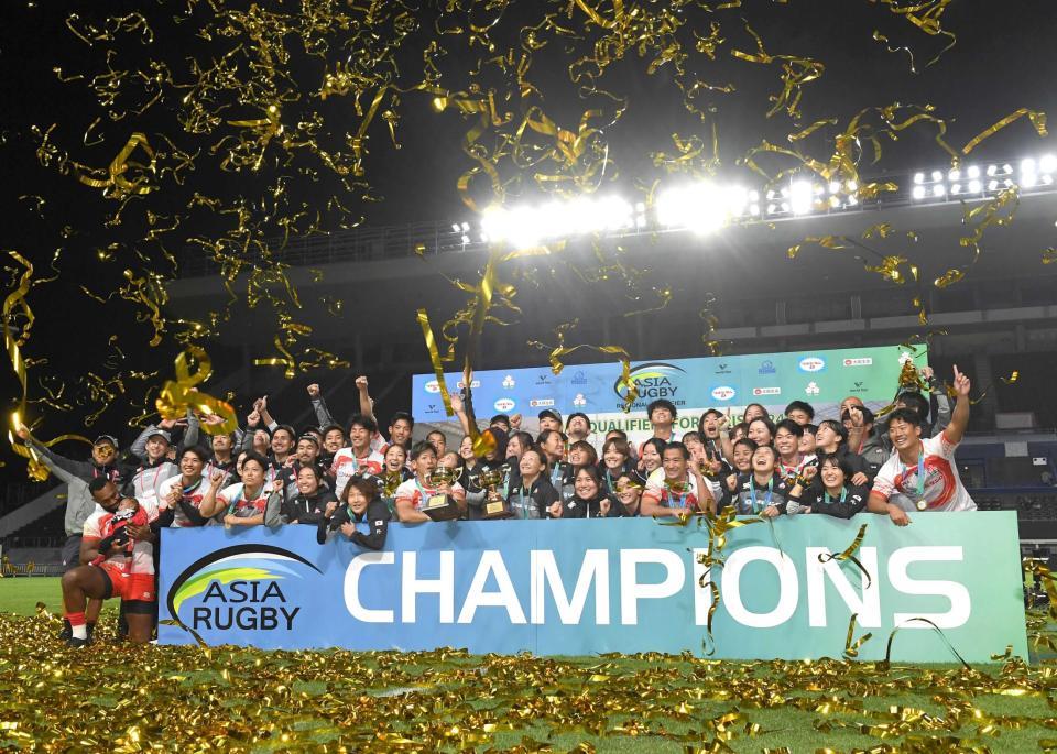 　パリ五輪出場が決定し、喜ぶ男子セブンズ日本代表と女子セブンズ日本代表＝桜スタジアム（撮影・北村雅宏）