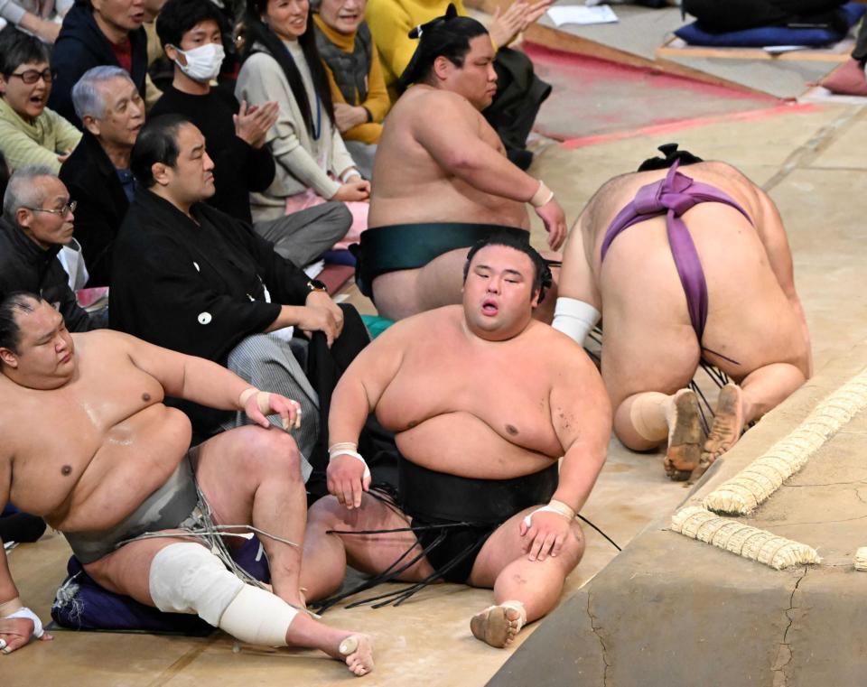 　朝乃山に敗れ、肩を落とす貴景勝（中央）（撮影・佐藤雄太朗）