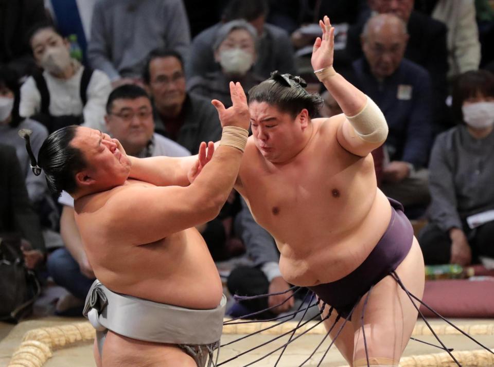 　玉鷲（左）を突き出しで破った一山本