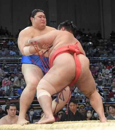 　島津海（右）に押し出しで敗れ、３敗目を喫した大の里（撮影・佐藤厚）