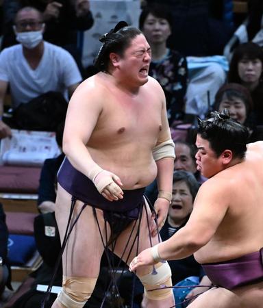 一山本が２敗目、霧島、琴乃若、熱海富士が２敗死守で４人首位、３敗に６人が続く混戦