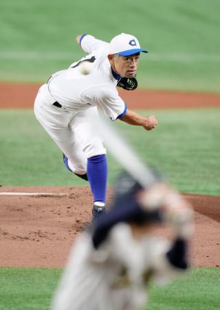 　高校野球女子選抜との試合に先発し、力投するイチローさん＝２１日、東京ドーム