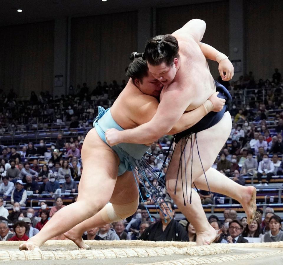 　琴勝峰（左）が寄り切りで獅司を破り、勝ち越しを決める