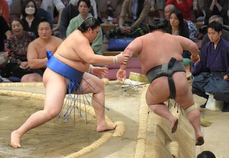 大の里が２場所連続の勝ち越し「うれしい」と喜びも「気持ちを切り替えて」