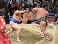 　武将山（右）を押し出しで破り、勝ち越しを決めた大の里（撮影・佐藤厚）