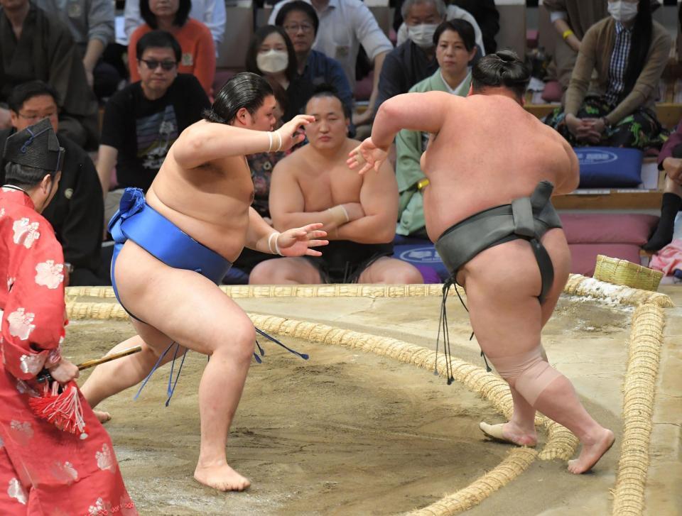 　武将山（右）を押し出しで破り、勝ち越しを決めた大の里（撮影・佐藤厚）