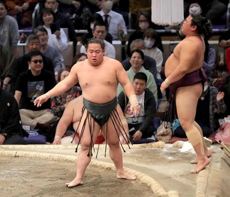 　平戸海（右）を押し出しで破った翠富士