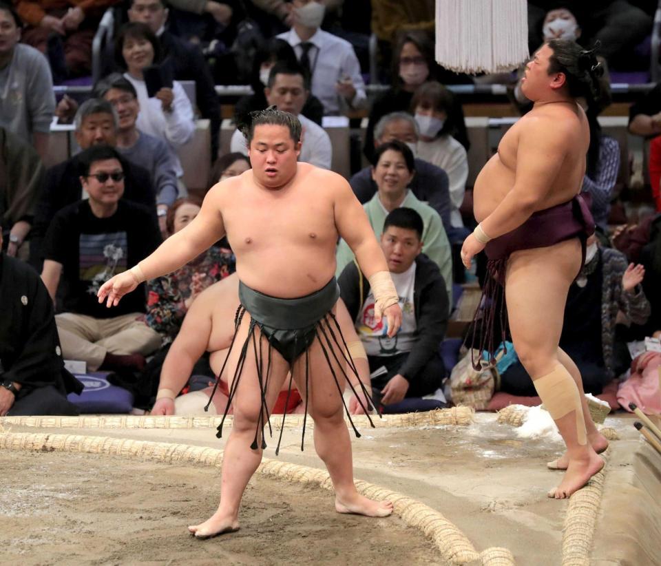 　平戸海（右）を押し出しで破った翠富士