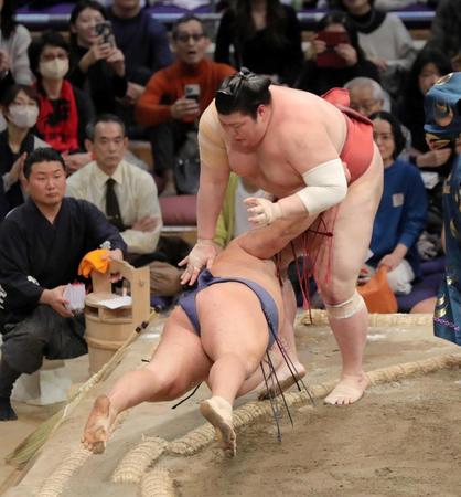 　豊昇龍（手前）を突き落としで破る熱海富士