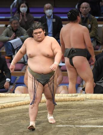 　北磻磨（奥）を押し出しで破り、幕下優勝を決めた聖富士（撮影・佐藤厚）