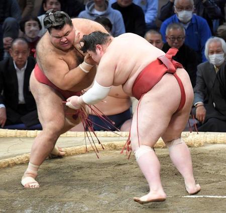 高安（左）を押し出しで破り、１１勝２敗とした熱海富士（撮影・佐藤厚）