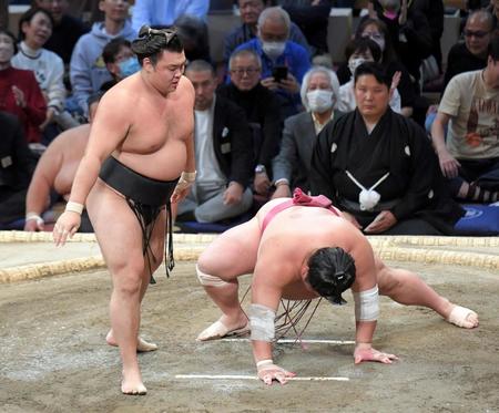 大栄翔（右）をはたき込みで下し、２敗を守った霧島（撮影・佐藤厚）