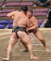 　二十城（手前）を寄り切りで破った安青錦