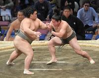 　北磻磨（右）を押し出しで破り、幕下優勝を決めた聖富士（撮影・佐藤厚）