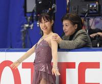 出番を前に中野園子コーチ（右）から声をかけられる三原舞依（撮影・中田匡峻）