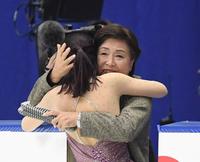 演技を終えた三原舞依（左）を抱きしめる中野園子コーチ（撮影・中田匡峻）