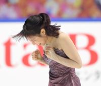 演技を終え、拳を握る三原舞依（撮影・中田匡峻）