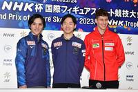 男子ショートプログラムを終え笑顔を見せる（左から）宇野昌磨、鍵山優真、ルーカス・ブリチギ（撮影・中田匡峻）