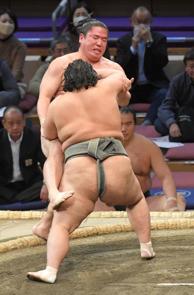 　北磻磨（奥）を押し出しで破り、幕下優勝を決めた聖富士（撮影・佐藤厚）