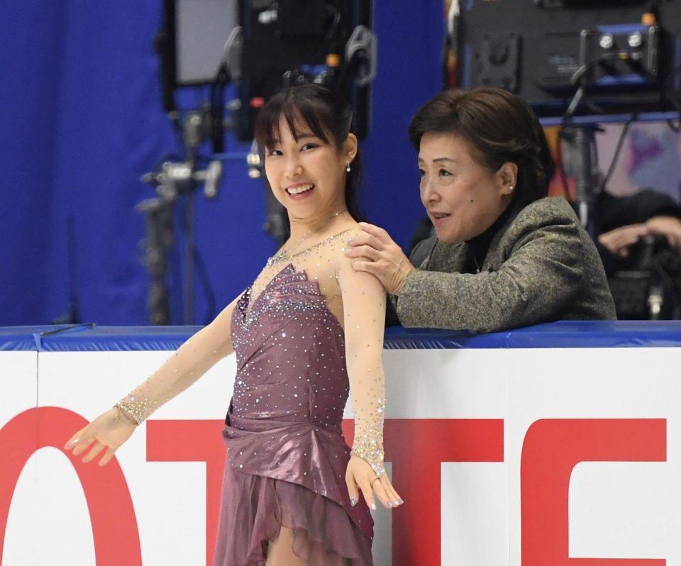 出番を前に中野園子コーチ（右）から声をかけられる三原舞依（撮影・中田匡峻）