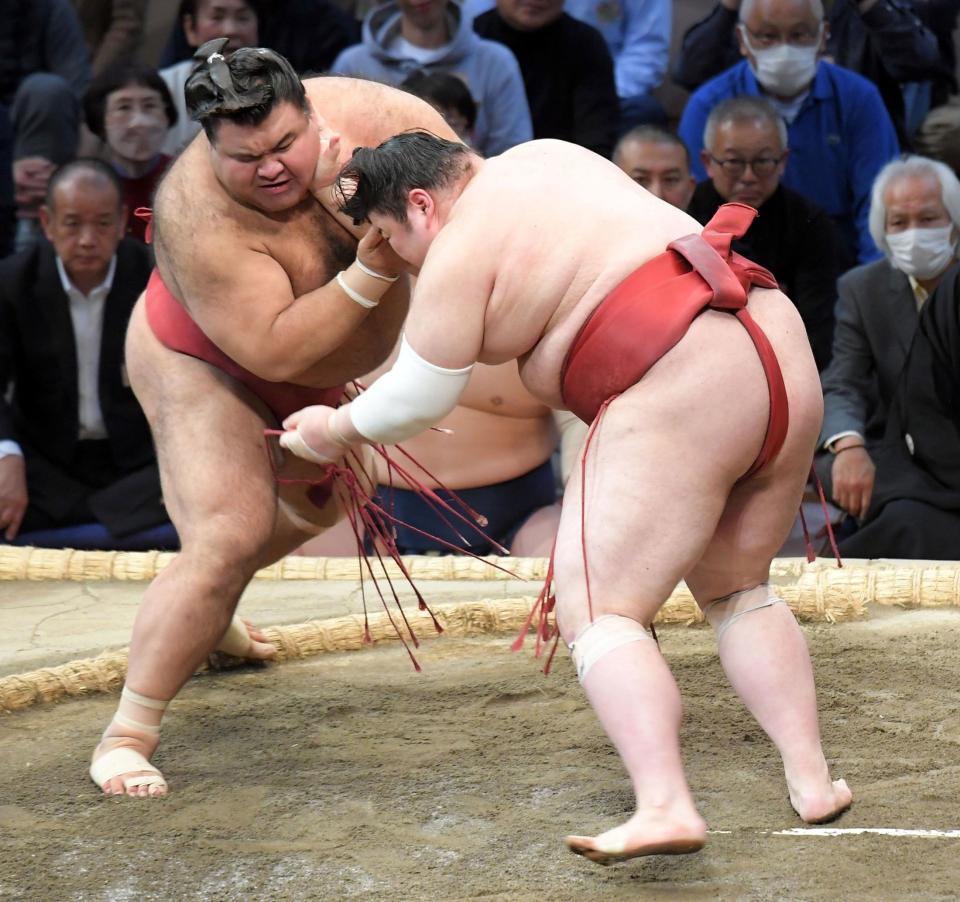 高安（左）を押し出しで破り、１１勝２敗とした熱海富士（撮影・佐藤厚）