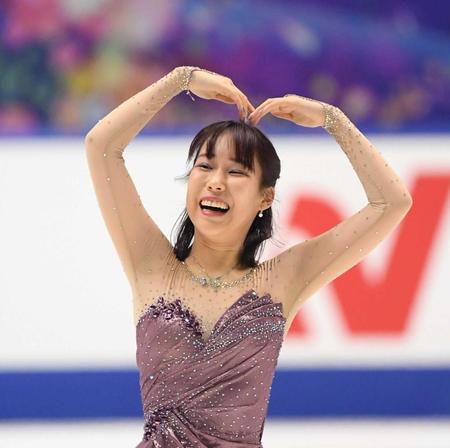 　演技を終え、笑顔を見せる三原舞依