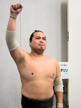 　現役最後の相撲を終えてポーズを決める羅王