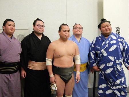 　現役最後の相撲を終えて十両天空海（右端）らと記念撮影する羅王（中央）