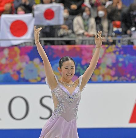 　演技を終え、笑顔を見せる青木祐奈（撮影・中田匡峻）