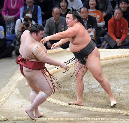 大関霧島が熱海富士との２敗対決制し単独トップに　２度目の賜杯に王手　最速初Ｖ狙う熱海富士は後退３敗目