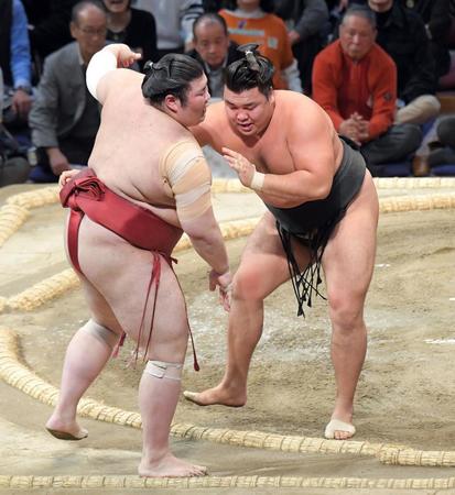 　熱海富士（左）を寄り切りで下した霧島（撮影・佐藤厚）