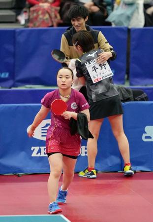 　女子シングルス順位決定戦で、平野美宇（奥）に敗れた伊藤美誠