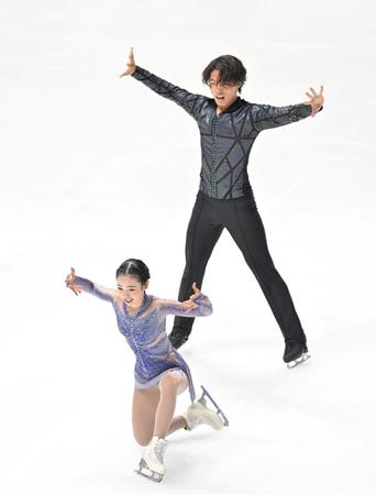 　演技を終え、ポーズを決める長岡柚奈（手前）と森口澄士（撮影・中田匡峻）