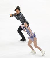 　演技を披露する長岡柚奈（手前）と森口澄士（撮影・中田匡峻）