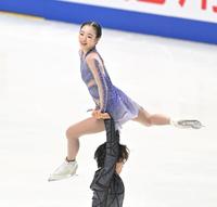 　演技を披露する長岡柚奈と森口澄士（下）＝撮影・中田匡峻