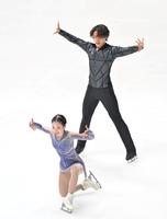 　演技を終え、ポーズを決める長岡柚奈（手前）と森口澄士（撮影・中田匡峻）